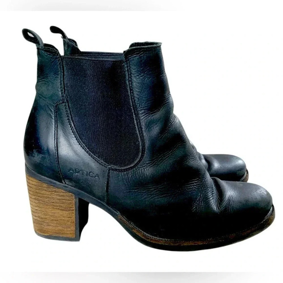 Heeled Boot - Picture 1 of 10